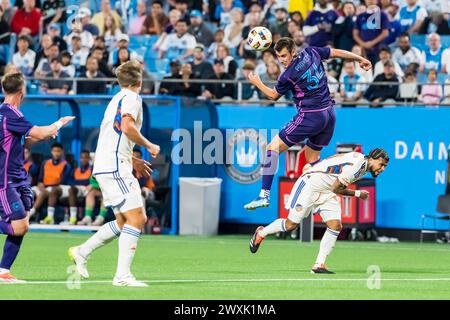 Charlotte, NC, USA. 30. März 2024. Charlotte FC Mittelfeldspieler ANDREW PRIVETT (USA) kämpft um den Ball beim Charlotte FC gegen den FC Cincinnati im Bank of America Stadium in Charlotte, NC. (Credit Image: © Walter G Arce SR Grindstone Medi/ASP) NUR REDAKTIONELLE VERWENDUNG! Nicht für kommerzielle ZWECKE! Stockfoto