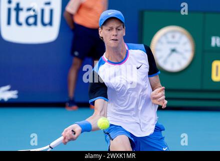 Miami Gardens, Usa. 31. März 2024. Jinnik Sinner aus Italien trifft am Sonntag, den 31. März 2024, im Finale der Miami Open man im Hard Rock Stadium in Miami Gardens, Florida, einen Vorhand-Schuss auf Grigor Dimitrov aus Bulgarien. Sinner besiegte Dimitrov 6-3, 6-1. Fotos von Gary i Rothstein/UPI Credit: UPI/Alamy Live News Stockfoto