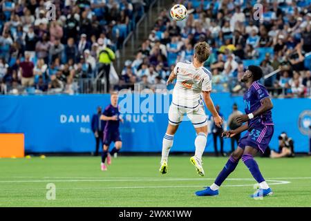 Charlotte, NC, USA. 30. März 2024. Der FC Cincinnati Defender NICK HAGGLUND (USA) kämpft um den Ball beim Charlotte FC gegen den FC Cincinnati im Bank of America Stadium in Charlotte, NC. (Credit Image: © Walter G Arce SR Grindstone Medi/ASP) NUR REDAKTIONELLE VERWENDUNG! Nicht für kommerzielle ZWECKE! Stockfoto