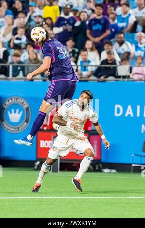 Charlotte, NC, USA. 30. März 2024. Charlotte FC Mittelfeldspieler ANDREW PRIVETT (USA) kämpft um den Ball beim Charlotte FC gegen den FC Cincinnati im Bank of America Stadium in Charlotte, NC. (Credit Image: © Walter G Arce SR Grindstone Medi/ASP) NUR REDAKTIONELLE VERWENDUNG! Nicht für kommerzielle ZWECKE! Stockfoto