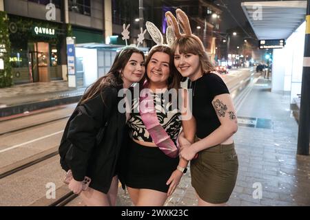 Broad Street, Birmingham, 31. März 2024 – die Nachtschwärmer gingen zurück in die Pubs und Clubs in Birmingham, als das Long Bank Holiday Weekend weiterging. Leichter Regen traf den Streifen, obwohl das die Spirituosen nicht dämpfte. Mehrere Partygäste trugen Hasenohren, darunter eine riesige Hen Party, die einen Abend in Reflex auf der Broad Street genoss. Die Clubber haben Montag, um ihre Köpfe auszuruhen, bevor sie am Dienstag aufstehen, um zu wroken. Quelle: Stop Press Media/Alamy Live News Stockfoto