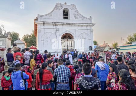 Chichicastenango, Guatemala. 30. März 2024. Ein katholischer Priester führt eine christliche und Maya-Zeremonie zu Beginn einer Mahnwache bei Kerzenschein für Jesus am Heiligen Samstag im Cementerio de Chichicastenango, 30. März 2024 in Chichicastenango, Guatemala. Die katholische Kirche und die Maya-Glaubenssätze haben sich vor langer Zeit in den indigenen Regionen Guatemalas in einem Prozess gemischt, der Synkretismus genannt wird. Quelle: Richard Ellis/Richard Ellis/Alamy Live News Stockfoto