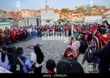 Chichicastenango, Guatemala. 30. März 2024. Ein katholischer Priester führt eine christliche und Maya-Zeremonie zu Beginn einer Mahnwache bei Kerzenschein für Jesus am Heiligen Samstag im Cementerio de Chichicastenango, 30. März 2024 in Chichicastenango, Guatemala. Die katholische Kirche und die Maya-Glaubenssätze haben sich vor langer Zeit in den indigenen Regionen Guatemalas in einem Prozess gemischt, der Synkretismus genannt wird. Quelle: Richard Ellis/Richard Ellis/Alamy Live News Stockfoto