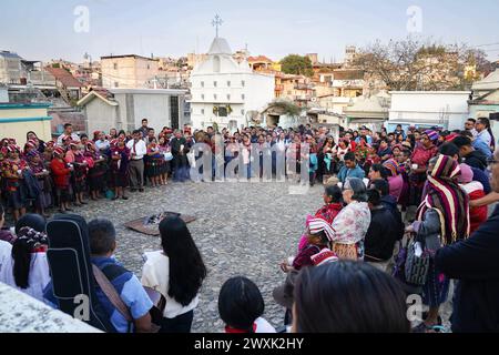 Chichicastenango, Guatemala. 30. März 2024. Ein katholischer Priester führt eine christliche und Maya-Zeremonie zu Beginn einer Mahnwache bei Kerzenschein für Jesus am Heiligen Samstag im Cementerio de Chichicastenango, 30. März 2024 in Chichicastenango, Guatemala. Die katholische Kirche und die Maya-Glaubenssätze haben sich vor langer Zeit in den indigenen Regionen Guatemalas in einem Prozess gemischt, der Synkretismus genannt wird. Quelle: Richard Ellis/Richard Ellis/Alamy Live News Stockfoto