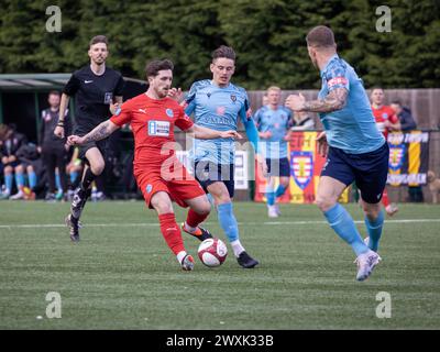 Sam Burns kontrolliert den Fußball, als Morpeth Town Warrington Rylands in der NPL Premier Division moderiert Stockfoto