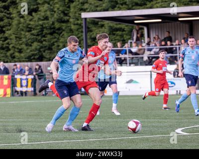 Dan Cockerline wird vor dem Tor vom Ball geworfen, als Morpeth Town Warrington Rylands in der NPL Premier Division moderiert Stockfoto