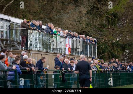 Linesman und Zuschauer sehen sich das Fußballspiel bei Morpeth Town FC an Stockfoto