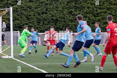 Sam Burns punktet im Volley, als Morpeth Town Warrington Rylands in der NPL Premier Division moderiert Stockfoto