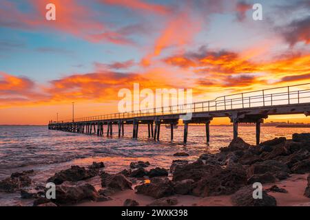 Robe Pier mit Fischern am frühen Morgen Sonnenaufgang von der Küste aus gesehen, Limestone Coast, South Australia Stockfoto