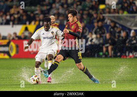 Der Mittelfeldspieler Josh Atencio (8) von Seattle Sounders verteidigt gegen Joseph Paintsil (28) der Los Angeles Galaxy während eines MLS-Spiels am Samstag, den 30. März, 2 Stockfoto