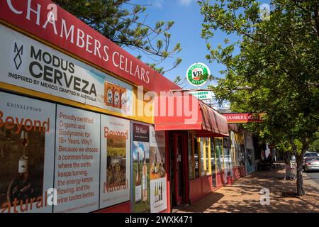 Australischer Spirituosenladen in Newport Beach Sydney, wo die lokale Brauerei Modus Beer und Australia Victoria Bitter VB verkauft werden Stockfoto