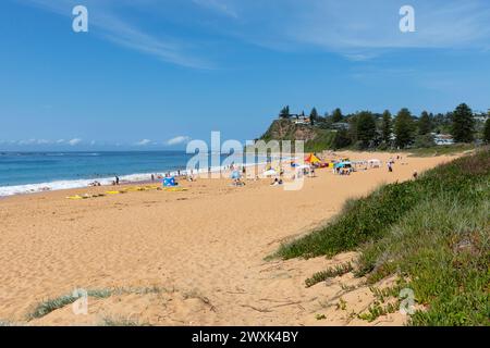 Newport Beach Sydney Australien, blauer Himmel Herbsttag Menschen entspannen sich am Strand, 2024 Stockfoto