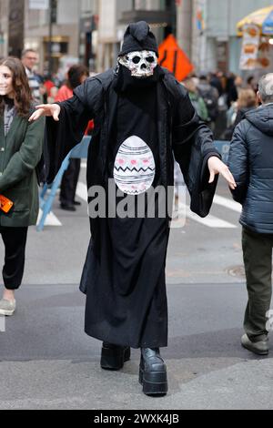 NY, USA. 30. März 2024. Fifth Avenue, New York, USA, 31. März 2024 - Tausende von Menschen nahmen heute an der Osterparade und dem Bonnet Festival 2024 in New York City Teil. Foto: Luiz Rampelotto/EuropaNewswire.nur zur redaktionellen Verwendung. Nicht für kommerzielle ZWECKE! (Kreditbild: © Luiz Rampelotto/ZUMA Press Wire) NUR REDAKTIONELLE VERWENDUNG! Nicht für kommerzielle ZWECKE! Stockfoto
