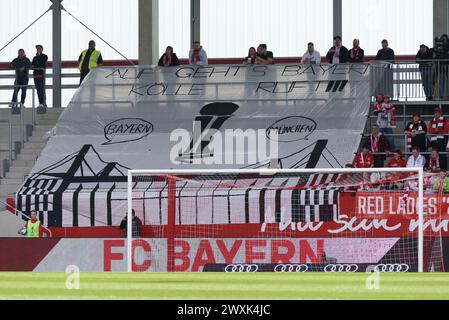 München, Deutschland. 31. März 2024. München, 31. März 2024: „Auf gehts Bayern. Kölle ruft' Banner im Spielfeld während des DFB-Pokal-Halbfinalspiels zwischen dem FC Bayern München und Eintracht Frankfurt am FC Bayern Campus. (Sven Beyrich/SPP) Credit: SPP Sport Press Photo. /Alamy Live News Stockfoto