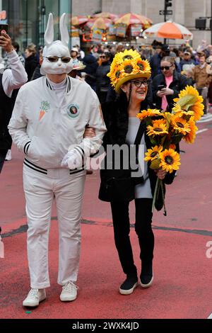 NY, USA. 30. März 2024. Fifth Avenue, New York, USA, 31. März 2024 - Tausende von Menschen nahmen heute an der Osterparade und dem Bonnet Festival 2024 in New York City Teil. Foto: Luiz Rampelotto/EuropaNewswire.nur zur redaktionellen Verwendung. Nicht für kommerzielle ZWECKE! (Kreditbild: © Luiz Rampelotto/ZUMA Press Wire) NUR REDAKTIONELLE VERWENDUNG! Nicht für kommerzielle ZWECKE! Stockfoto