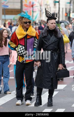 NY, USA. 30. März 2024. Fifth Avenue, New York, USA, 31. März 2024 - Tausende von Menschen nahmen heute an der Osterparade und dem Bonnet Festival 2024 in New York City Teil. Foto: Luiz Rampelotto/EuropaNewswire.nur zur redaktionellen Verwendung. Nicht für kommerzielle ZWECKE! (Kreditbild: © Luiz Rampelotto/ZUMA Press Wire) NUR REDAKTIONELLE VERWENDUNG! Nicht für kommerzielle ZWECKE! Stockfoto