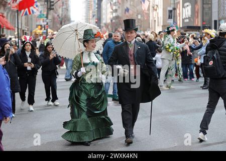 NY, USA. 30. März 2024. Fifth Avenue, New York, USA, 31. März 2024 - Tausende von Menschen nahmen heute an der Osterparade und dem Bonnet Festival 2024 in New York City Teil. Foto: Luiz Rampelotto/EuropaNewswire.nur zur redaktionellen Verwendung. Nicht für kommerzielle ZWECKE! (Kreditbild: © Luiz Rampelotto/ZUMA Press Wire) NUR REDAKTIONELLE VERWENDUNG! Nicht für kommerzielle ZWECKE! Stockfoto
