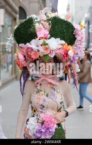 NY, USA. 30. März 2024. Fifth Avenue, New York, USA, 31. März 2024 - Tausende von Menschen nahmen heute an der Osterparade und dem Bonnet Festival 2024 in New York City Teil. Foto: Luiz Rampelotto/EuropaNewswire.nur zur redaktionellen Verwendung. Nicht für kommerzielle ZWECKE! (Kreditbild: © Luiz Rampelotto/ZUMA Press Wire) NUR REDAKTIONELLE VERWENDUNG! Nicht für kommerzielle ZWECKE! Stockfoto