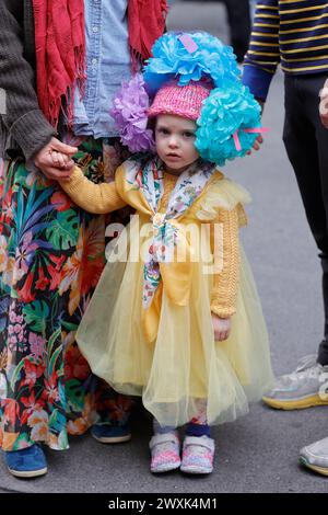 NY, USA. 30. März 2024. Fifth Avenue, New York, USA, 31. März 2024 - Tausende von Menschen nahmen heute an der Osterparade und dem Bonnet Festival 2024 in New York City Teil. Foto: Luiz Rampelotto/EuropaNewswire.nur zur redaktionellen Verwendung. Nicht für kommerzielle ZWECKE! (Kreditbild: © Luiz Rampelotto/ZUMA Press Wire) NUR REDAKTIONELLE VERWENDUNG! Nicht für kommerzielle ZWECKE! Stockfoto