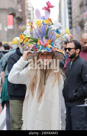 NY, USA. 30. März 2024. Fifth Avenue, New York, USA, 31. März 2024 - Tausende von Menschen nahmen heute an der Osterparade und dem Bonnet Festival 2024 in New York City Teil. Foto: Luiz Rampelotto/EuropaNewswire.nur zur redaktionellen Verwendung. Nicht für kommerzielle ZWECKE! (Kreditbild: © Luiz Rampelotto/ZUMA Press Wire) NUR REDAKTIONELLE VERWENDUNG! Nicht für kommerzielle ZWECKE! Stockfoto