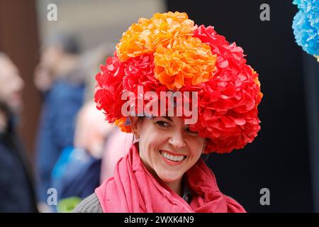 NY, USA. 30. März 2024. Fifth Avenue, New York, USA, 31. März 2024 - Tausende von Menschen nahmen heute an der Osterparade und dem Bonnet Festival 2024 in New York City Teil. Foto: Luiz Rampelotto/EuropaNewswire.nur zur redaktionellen Verwendung. Nicht für kommerzielle ZWECKE! (Kreditbild: © Luiz Rampelotto/ZUMA Press Wire) NUR REDAKTIONELLE VERWENDUNG! Nicht für kommerzielle ZWECKE! Stockfoto