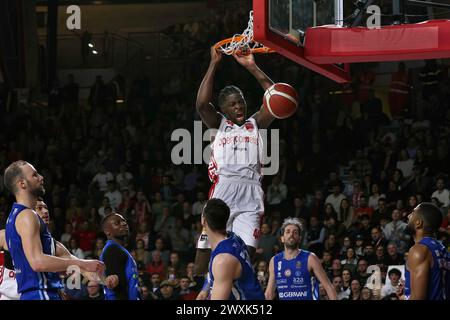 Varese, Italien. 30. März 2024. Italien, Varese, märz 30 2024: Gabe Brown (Varese) fliegt im 4. Quartal während des Basketballspiels OpenJobMetis Varese gegen Germani Brescia, LBA 2023-2024 Tag 25OpenJobMetis Varese gegen Germani Brescia - Lega Basket Serie A Day 25 in der Itelyum Arena am 30 2024. märz (Foto: Fabrizio Andrea Bertani/Pacific Press) Credit: Pacific Press Media Production Corp./Alamy Live News Stockfoto