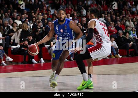 Varese, Italien. 30. März 2024. Italien, Varese, märz 30 2024: C.J. Massinburg (Brescia) greift den Korb im 1. Quartal während des Basketballspiels OpenJobMetis Varese vs Germani Brescia, LBA 2023-2024 Day 25OpenJobMetis Varese vs Germani Brescia - Lega Basket Serie A Day 25 in der Itelyum Arena am 30 2024. märz (Foto: Fabrizio Andrea Bertani/Pacific Press) Credit: Pacific Press Media Production Corp./Alamy Live News Stockfoto