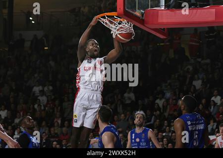 Varese, Italien. 30. März 2024. Italien, Varese, märz 30 2024: Gabe Brown (Varese) fliegt im 4. Quartal während des Basketballspiels OpenJobMetis Varese gegen Germani Brescia, LBA 2023-2024 Tag 25OpenJobMetis Varese gegen Germani Brescia - Lega Basket Serie A Day 25 in der Itelyum Arena am 30 2024. märz (Foto: Fabrizio Andrea Bertani/Pacific Press) Credit: Pacific Press Media Production Corp./Alamy Live News Stockfoto