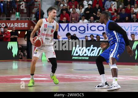 Varese, Italien. 30. März 2024. Italien, Varese, märz 30 2024: Davide Moretti (Varese) dribbelt im 4. Quartal während des Basketballspiels OpenJobMetis Varese gegen Germani Brescia, LBA 2023-2024 Tag 25.OpenJobMetis Varese gegen Germani Brescia - Lega Basket Serie A Day 25 in der Itelyum Arena am 30 2024. märz (Kreditbild: © Fabrizio Andrea Bertani/Pacific Press Via ZUMA Press Wire) NUR REDAKTIONELLE VERWENDUNG! Nicht für kommerzielle ZWECKE! Stockfoto