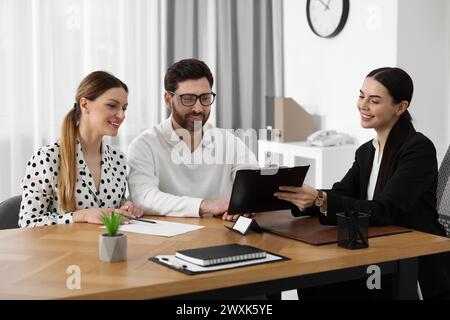 Ein Paar trifft sich mit einem Anwalt im Amt Stockfoto