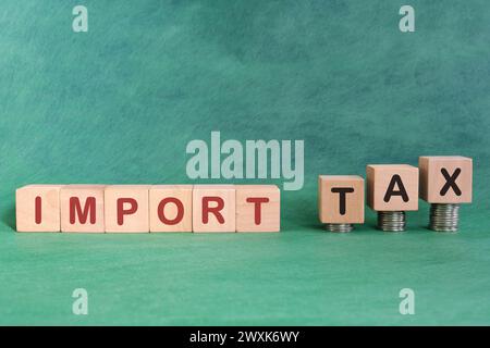 Steuerkonzept importieren. Wort in Holzblöcken mit zunehmendem Münzstapel. Stockfoto