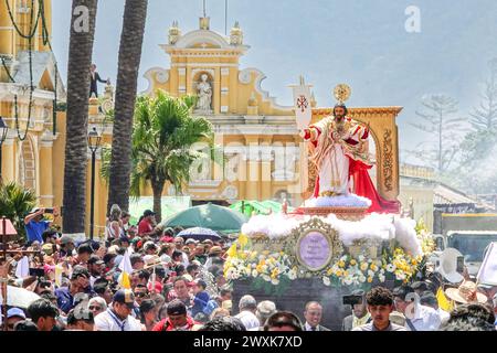 Antigua, Guatemala. 31. März 2024. Vor der Kirche San Pedro versammeln sich Menschenmassen, um den Ostersonntag zu feiern, während ein Prozessionswagen, der Christus von den Toten aufersteht, von der Kirche zum Ende der Semana Santa am 31. März 2024 in Antigua, Guatemala, abfährt. Quelle: Richard Ellis/Richard Ellis/Alamy Live News Stockfoto