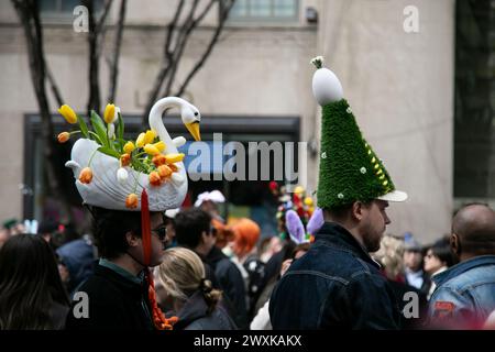 New York, USA. 31. März 2024. Die Teilnehmer nehmen an der Osterparade und dem Bonnet Festival in New York, USA, am 31. März 2024 Teil. Quelle: Michael Nagle/Xinhua/Alamy Live News Stockfoto