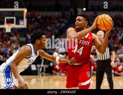 Dallas, Texas, USA. 31. März 2024. Der NC State Guard CASEY MORSELL (14) kämpft gegen den Duke Guard JEREMY ROACH (3) während des NCAA Men's Basketball Tournament Regional Final am 31. März 2024. NC State verärgerte Duke, 76-64, um in die letzten vier vorzudringen. (Kreditbild: © Scott Coleman/ZUMA Press Wire) NUR REDAKTIONELLE VERWENDUNG! Nicht für kommerzielle ZWECKE! Stockfoto