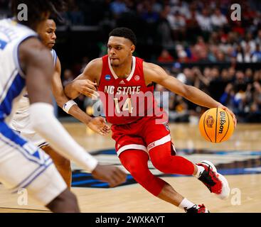 Dallas, Texas, USA. 31. März 2024. North Carolina State Guard CASEY MORSELL (14) bewegt den Ball während des NCAA Men's Basketball Tournament Regional Final Spiel zwischen Duke und NC State am 31. März 2024. NC State verärgerte Duke, 76-64, um in die letzten vier vorzudringen. (Kreditbild: © Scott Coleman/ZUMA Press Wire) NUR REDAKTIONELLE VERWENDUNG! Nicht für kommerzielle ZWECKE! Stockfoto