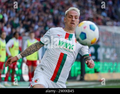 Augsburg, Deutschland. 31. März 2024. Phillip Tietz aus Augsburg durchbricht beim Fußball-Erstliga-Spiel zwischen dem FC Augsburg und dem FC Köln am 31. März 2024 in Augsburg. Quelle: Philippe Ruiz/Xinhua/Alamy Live News Stockfoto