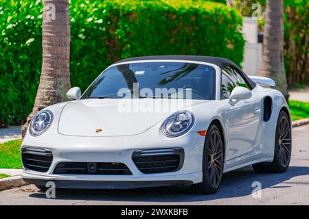 West Palm Beach, FL, USA - 24. März 2024: Vorderansicht des weißen Porsche Turbo Cabriolets Stockfoto