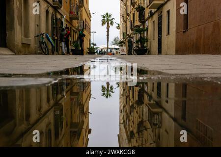 Barcelona, Spanien. 31. März 2024. Reflexion in einer Pfütze im Viertel Barceloneta während des Sturms Nelson. Blick auf den Strand Barceloneta in Barcelona, Spanien während des Sturms Nelson, der zehn spanische Gemeinden während dieser Karwoche wegen Regen, Wind oder Schnee auf gelber Alarmstufe gehalten hat. (Foto: David Canales/SOPA Images/SIPA USA) Credit: SIPA USA/Alamy Live News Stockfoto