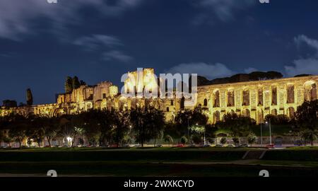 Circo Massimo (Circus Maximus) und Ruinen des Kaiserpalastes, Rom, Italien, bei Nacht Stockfoto