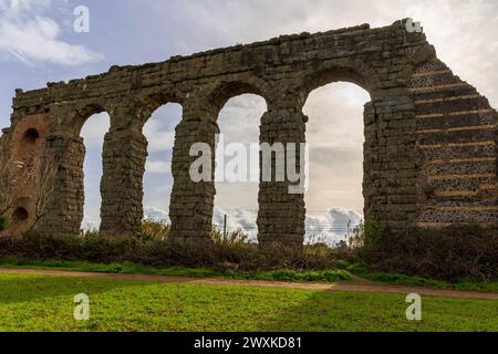 Park of the Aquädukts (Parco degli Acquedotti), ein archäologischer öffentlicher Park in Rom, Italien, Teil des Regionalparks Appia, mit monumentalem rui Stockfoto