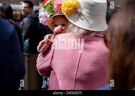 New York City, Usa. 31. März 2024. Ein kleines Kind mit Blumenhut und Ring nimmt die Menge auf. New Yorks Osterparade und Bonnet Festival geht auf die 1870er Jahre zurück Die New Yorker tragen farbenfrohe und kreative Osteroutfits, um vor der St. Patrick's Cathedral auf der Fifth Avenue zu zeigen. (Foto: Syndi PIilar/SOPA Images/SIPA USA) Credit: SIPA USA/Alamy Live News Stockfoto