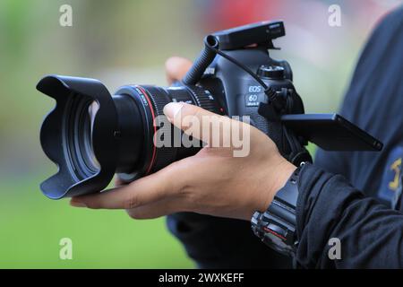 Nahaufnahme einer Kamera in den Händen des Fotografen. Canon 6D Mark II Stockfoto