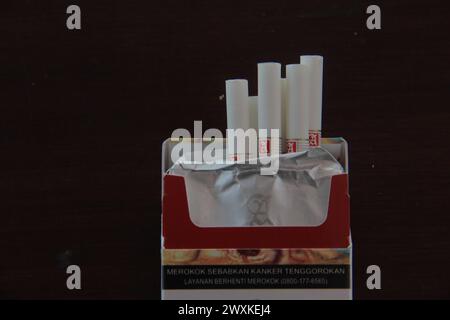 Sampoerna Eine milde Zigarette auf schwarzem Hintergrund Stockfoto
