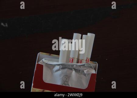 Sampoerna Eine milde Zigarette auf schwarzem Hintergrund Stockfoto