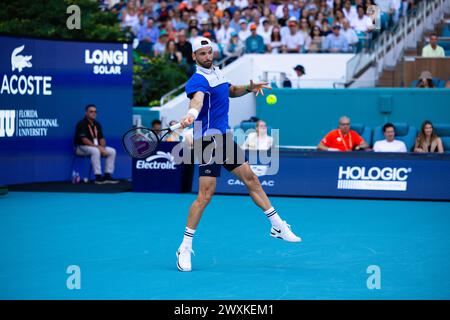 MIAMI GARDENS, FLORIDA - MÄRZ 31: Grigor Dimitrov aus Bulgarien trifft im Finale der Miami Open am 31. März 2024 im Hard Rock Stadium in Miami Gardens, Florida, eine Vorhand gegen Jannik Sinner aus Italien. (Foto von Mauricio Paiz) Credit: Mauricio Paiz/Alamy Live News Stockfoto