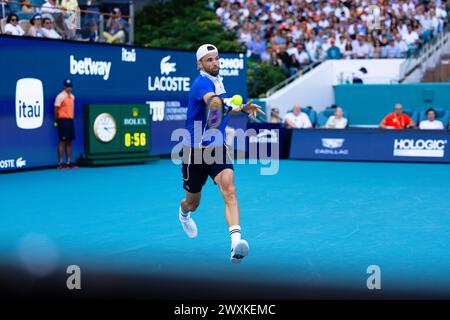 MIAMI GARDENS, FLORIDA - MÄRZ 31: Grigor Dimitrov aus Bulgarien trifft im Finale der Miami Open am 31. März 2024 im Hard Rock Stadium in Miami Gardens, Florida, eine Vorhand gegen Jannik Sinner aus Italien. (Foto von Mauricio Paiz) Credit: Mauricio Paiz/Alamy Live News Stockfoto