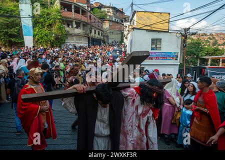 Caracas, Miranda, Venezuela. März 2024. Seit 1986 wird die Darstellung der Passion Christi in Caracas in El Morro in Petare im Stadtteil El Nazareno aufgeführt, wo die letzten Stunden Jesu Christi erzählt werden. Es ist ein Kreuzweg, der durch die Straßen stattfindet und auf einem Berg endet, der El Morro genannt wird. Schauspieler, Einheimische, Fotografen und Touristen nehmen jedes Jahr an dieser Inszenierung der heiligen Woche von Caracas in Venezuela Teil. (Kreditbild: © Jimmy Villalta/ZUMA Press Wire) NUR REDAKTIONELLE VERWENDUNG! Nicht für kommerzielle ZWECKE! Stockfoto