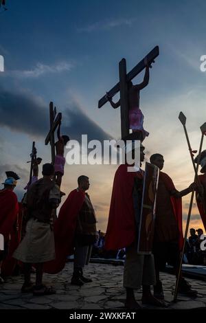 Caracas, Miranda, Venezuela. März 2024. Seit 1986 wird die Darstellung der Passion Christi in Caracas in El Morro in Petare im Stadtteil El Nazareno aufgeführt, wo die letzten Stunden Jesu Christi erzählt werden. Es ist ein Kreuzweg, der durch die Straßen stattfindet und auf einem Berg endet, der El Morro genannt wird. Schauspieler, Einheimische, Fotografen und Touristen nehmen jedes Jahr an dieser Inszenierung der heiligen Woche von Caracas in Venezuela Teil. (Kreditbild: © Jimmy Villalta/ZUMA Press Wire) NUR REDAKTIONELLE VERWENDUNG! Nicht für kommerzielle ZWECKE! Stockfoto