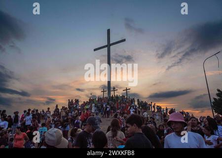 Caracas, Miranda, Venezuela. März 2024. Seit 1986 wird die Darstellung der Passion Christi in Caracas in El Morro in Petare im Stadtteil El Nazareno aufgeführt, wo die letzten Stunden Jesu Christi erzählt werden. Es ist ein Kreuzweg, der durch die Straßen stattfindet und auf einem Berg endet, der El Morro genannt wird. Schauspieler, Einheimische, Fotografen und Touristen nehmen jedes Jahr an dieser Inszenierung der heiligen Woche von Caracas in Venezuela Teil. (Kreditbild: © Jimmy Villalta/ZUMA Press Wire) NUR REDAKTIONELLE VERWENDUNG! Nicht für kommerzielle ZWECKE! Stockfoto