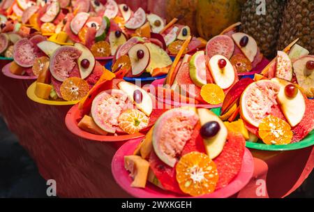 Frisches Obst auf Tellern. Rohe Obstplatten, Mango, Orangen, Grapefruittrauben, Bananenorangen auf den Tellern, auf dem Tisch, Draufsicht, selektiver Fokus Stockfoto